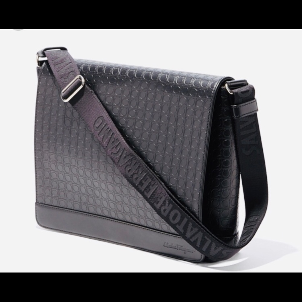 BRAND NEW authentic Ferragamo messenger bag😀😀😀
